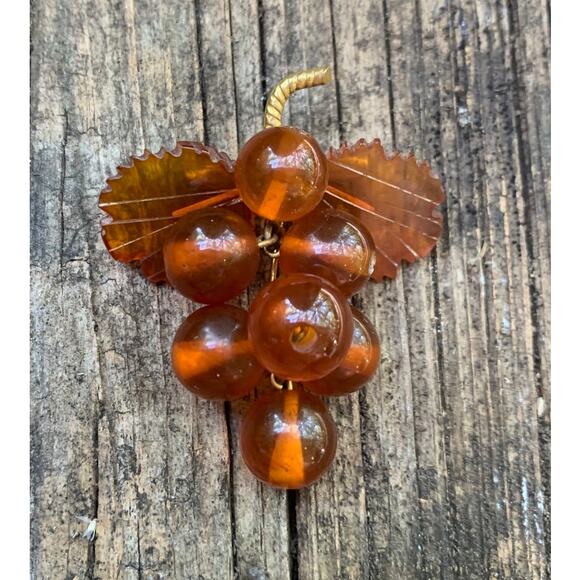 Antique Bakelite Gold and Amber Grape Cluster Brooch - Picture 5 of 6